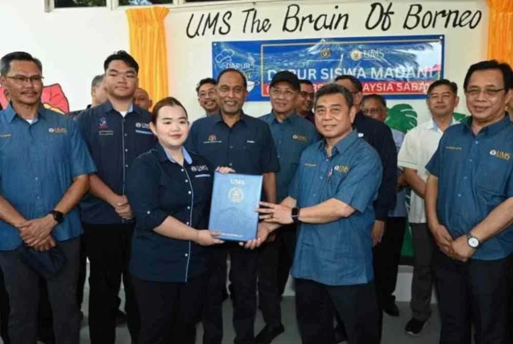 Dapur Siswa Madani telah disempurnakan pada 19 April 2026 oleh Menteri Pendidikan Tinggi, Datuk Seri Dr Zambry Abd Kadir (belakang, tiga dari kiri).