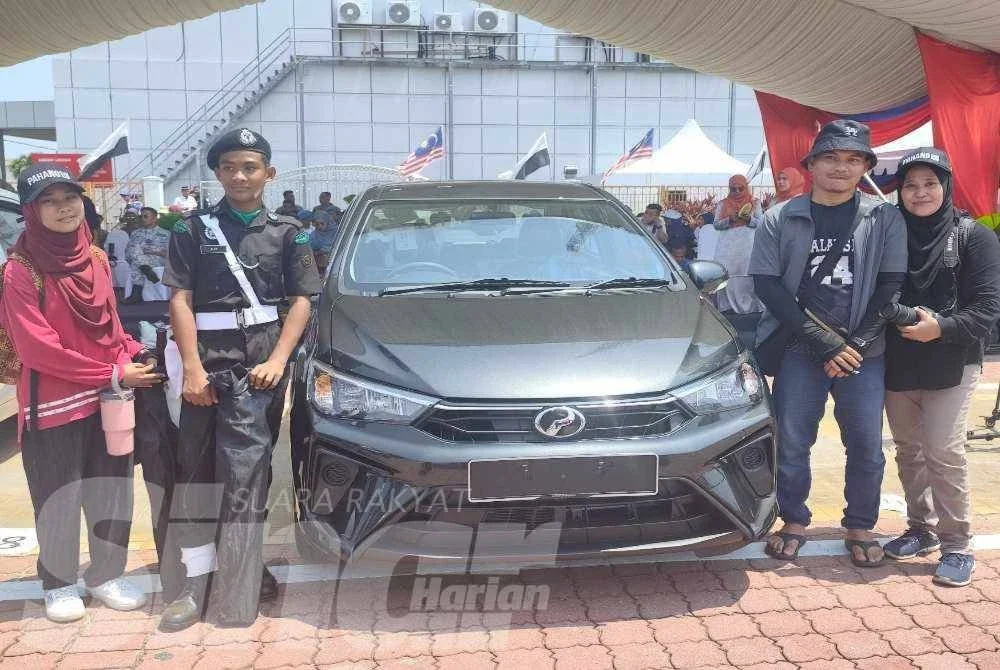 Mohd Hairi membawa pulang sebuah Perodua Bezza menerusi cabutan bertuah sempena Sambutan Hari Kebangsaan 2026 Peringkat Negeri Pahang pada Isnin.