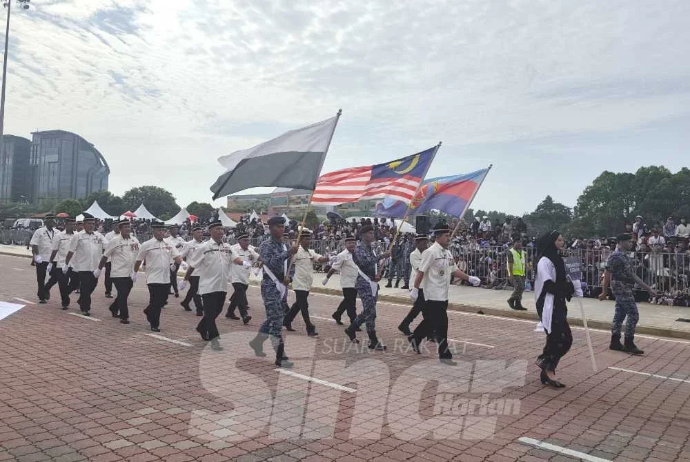 Orang ramai hadir menyaksikan perarakan Sambutan Hari Kebangsaan ke-69 peringkat negeri Pahang di Padang Majlis Bandaraya Kuantan (MBK) 4 pada Isnin.