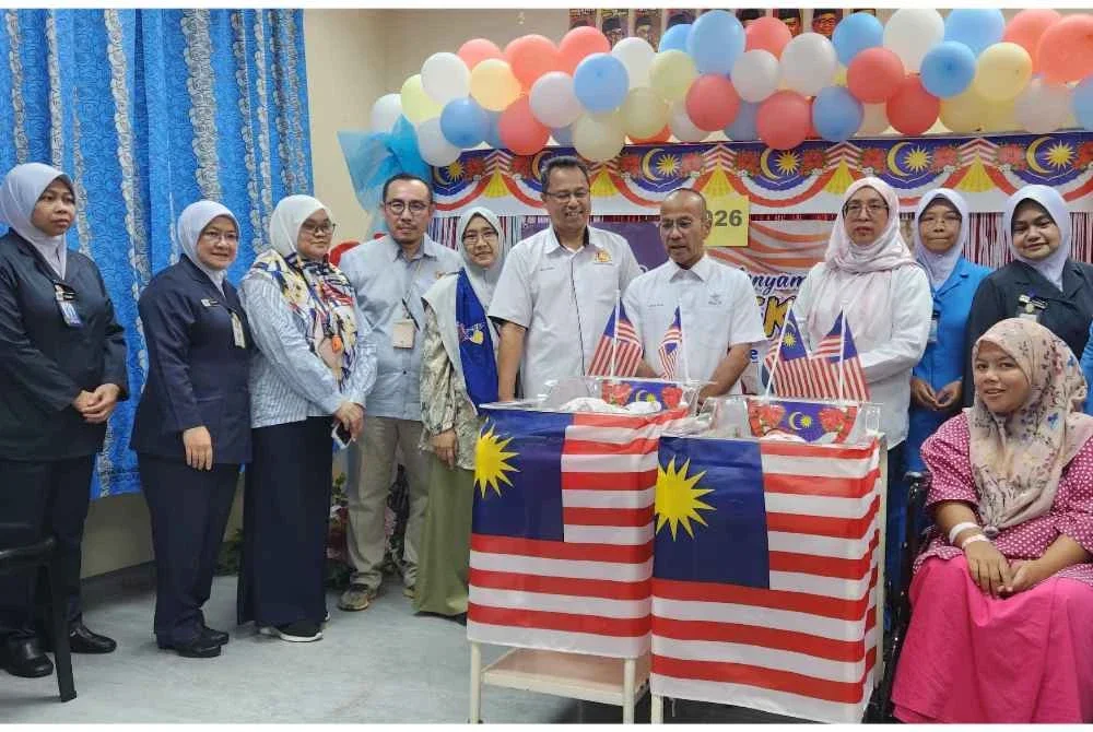 Salah seorang ibu dan 'bayi merdeka' merakam kenangan bersama barisan petugas kesihatan pada Hari Kemerdekaan ke-69 di HTAA - Foto: JKNP