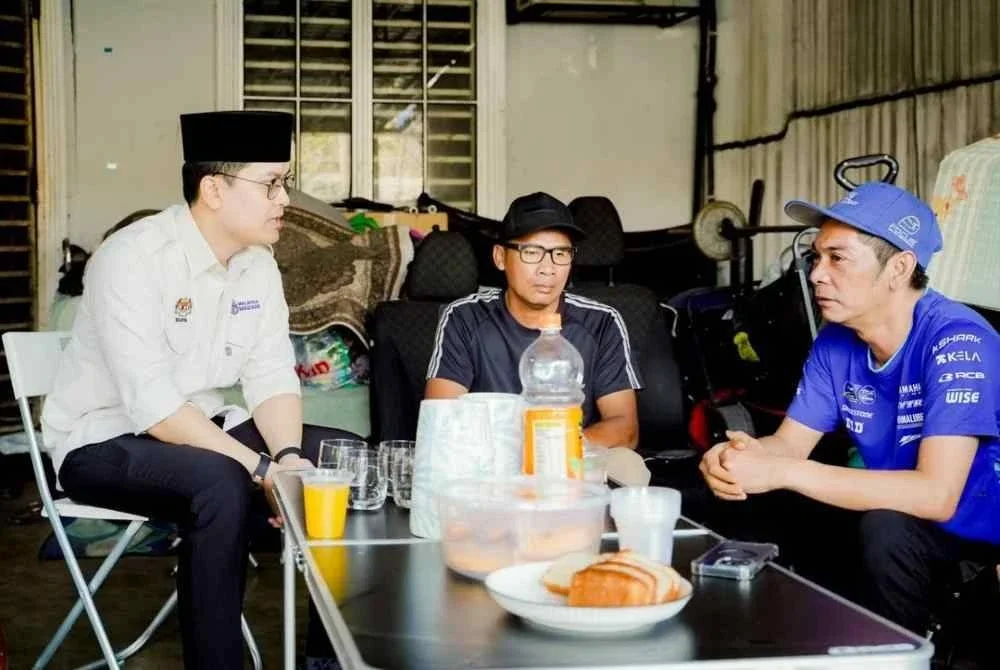 Taufiq (kiri) mengunjungi rumah keluarga Allahyarham Farres di Shah Alam pada Isnin.