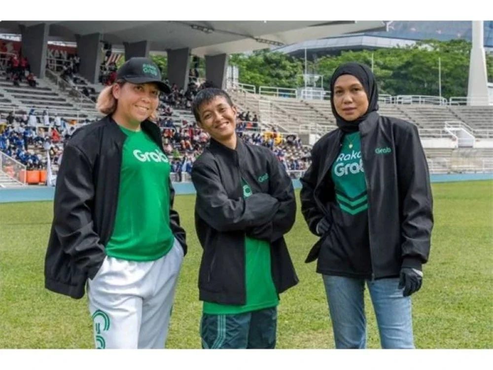 Dari kiri: Rakan-Pemandu Grab, Marina Idris,  Syuhainie dan Rakan-Penghantar Grab, Muslimah Mustain membawa semangat Wirawati Negaraku untuk terus bergerak meskipun berdepan cabaran yang mungkin tidak difahami semua orang.