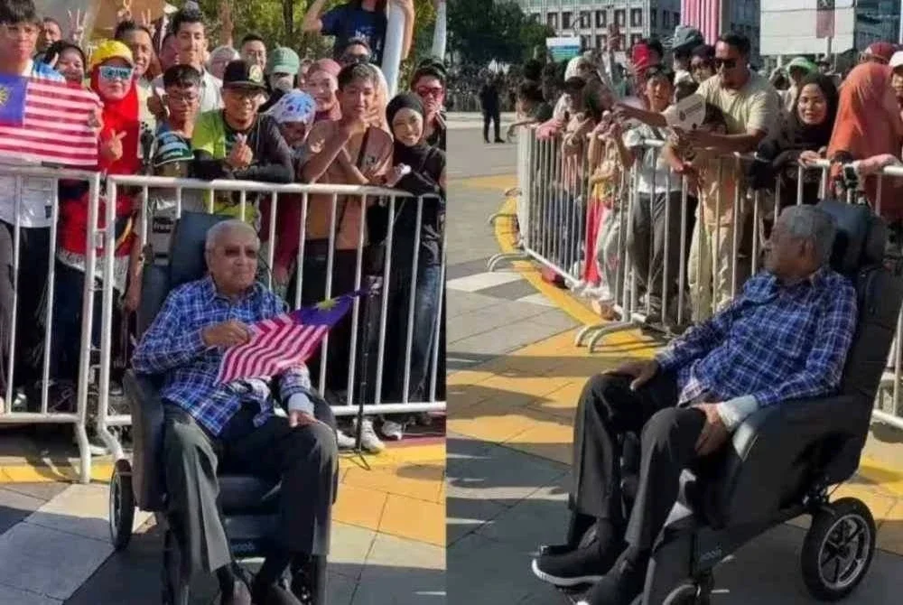 Tangkap layar video Dr Mahathir beramah mesra dengan pengunjung di Dataran Putrajaya sempena Sambutan Hari Kebangsaan dan Hari Malaysia 2026. - FOTO: TikTok @chedetofficial.