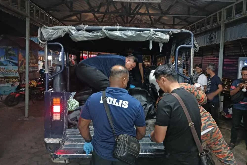 Mayat mangsa diserahkan kepada polis untuk tindakan lanjut. - FOTO: Bomba