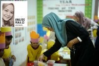 Guru bukan sekadar penyampai ilmu tetapi juga pembimbing, penjaga dan individu yang dipercayai ibu bapa untuk memastikan anak-anak berada dalam persekitaran yang selamat ketika di sekolah. Foto hiasan