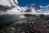 Himalaya masih berpotensi kehilangan satu pertiga hingga separuh daripada isipadunya menjelang 2100. - Foto Agensi