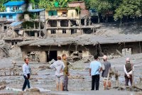 Angka kematian akibat musibah banjir di sempadan China dan Nepal minggu lalu terus meningkat. Foto: AFP