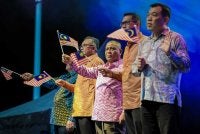 Saarani (tengah) bersama lebih 20,000 rakyat daripada pelbagai lapisan, menantikan detik 12 tengah malam untuk bersama-sama melaungkan laungan keramat 'Merdeka' sempena sambutan Hari Kebangsaan ke-69. Foto Facebook Pejabat Setiausaha Kerajaan Negeri Perak