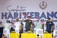 Sultan Perak, Sultan Nazrin Shah dan Raja Permaisuri Perak, Tuanku Zara Salim berkenan mengibar Jalur Gemilang pada Sambutan Hari Kebangsaan Peringkat Negeri Perak 2026 di Bangunan Bandaran Ipoh. Foto Bernama
