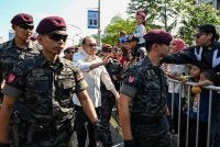 Anwar meluangkan masa beramah mesra dengan orang ramai yang hadir pada Sambutan Hari Kebangsaan 2026 di Dataran Putrajaya pada Isnin. Foto Bernama 