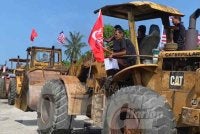 Deruman enjin jentera berat menggegarkan suasana kampung apabila 10 jentolak, dua lori dan kenderaan pacuan empat roda berarak sejauh kira-kira 300 meter sempena sambutan Hari Kebangsaan ke-69 di DUN Chetok, Pasir Mas pada Isnin. - Foto:SINAR HARIAN/HAZELEN LIANA KAMARUDIN