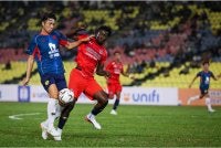 Pemain Melaka FC, Noel Agbre ( kiri) cuba menghalang kemaraan pemain Negeri Sembilan FC Yusuke Minagawa pada aksi Liga Super Malaysia 2026/2027 di Stadium Hang Jebat, Krubong malam tadi - Foto: Bernama
