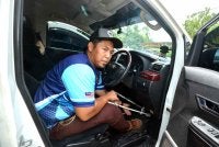 Md Shahrul Nizam memasang besi yang direka khas untuk membantu memudahkan beliau menekan pedal minyak dan brake kenderaan menggunakan tangan ekoran kedua-dua belah kakinya lumpuh akibat kemalangan di tempat kerja pada 2016 ketika ditemui Bernama di Kampung Gaung. Foto Bernama 