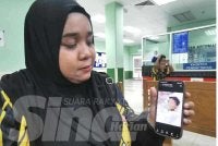 Puteri Anis Athirah menunjukkan keadaan anaknya yang kini dirawat di Jabatan Kecemasan HSNZ di Kuala Terengganu pada Isnin.