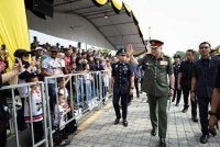Sultan Nazrin berkenan menyantuni rakyat ketika baginda berangkat pada Sambutan Hari Kebangsaan Peringkat Negeri Perak 2026 di Bangunan Bandaran Ipoh pada Isnin. Foto Bernama