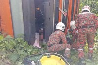 Pemeriksaan mendapati mangsa telah tersepit dan disahkan meninggal dunia di lokasi kejadian. - Foto:JBPM