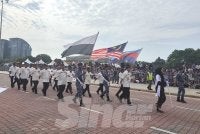 Orang ramai hadir menyaksikan perarakan Sambutan Hari Kebangsaan ke-69 peringkat negeri Pahang di Padang Majlis Bandaraya Kuantan (MBK) 4 pada Isnin.