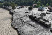 Penduduk di daerah terjejas digesa terus berwaspada susulan peningkatan paras Sungai Bhotekoshi. - Foto Agensi