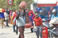 Orang ramai beratur untuk mendapatkan tong gas memasak berikutan banjir teruk di Rasuwa.