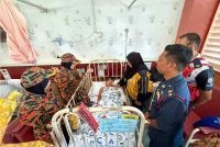 Che Ku Muhammad Khairul Amir (tengah) menerima kunjungan daripada wakil JBPM Terengganu yang menziarahinya di HSNZ, Kuala Terengganu pada Isnin.