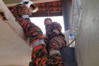Usaha memujuk wanita berkenaan mengambil masa kira-kira 30 minit.