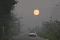 Matahari kelihatan suram diselubungi jerebu tebal menerusi satu pemandangan yang dirakamkan di Jalan Serian-Tebedu. - FOTO: Bernama