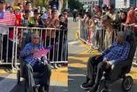 Tangkap layar video Dr Mahathir beramah mesra dengan pengunjung di Dataran Putrajaya sempena Sambutan Hari Kebangsaan dan Hari Malaysia 2026. - FOTO: TikTok @chedetofficial.