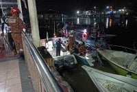 Anggota bomba menyelamatkan mangsa terlibat dalam kemalangan dua buat bot di Mersing. - FOTO: Bomba