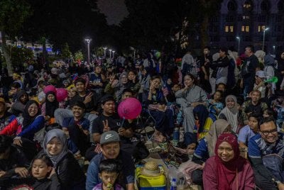 Keterujaan untuk mendapatkan lokasi terbaik bagi merakam suasana sambutan Hari Kebangsaan ke-69 menyaksikan orang ramai mula berkumpul di sekitar lokasi sambutan di Dataran Putrajaya. Foto Bernama
