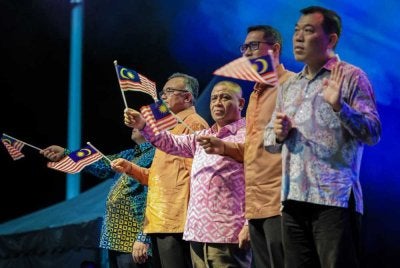 Saarani (tengah) bersama lebih 20,000 rakyat daripada pelbagai lapisan, menantikan detik 12 tengah malam untuk bersama-sama melaungkan laungan keramat 'Merdeka' sempena sambutan Hari Kebangsaan ke-69. Foto Facebook Pejabat Setiausaha Kerajaan Negeri Perak