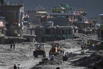 Operasi menyelamat diteruskan di Pusat Trishuli di daerah Nuwakot, Nepal susulan banjir besar yang melanda kawasan sempadan Nepal-Tibet. Foto AFP