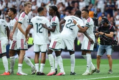 Para pemain meraikan kejayaan Real Madrid membenam Malaga 4-0 dalam saingan La Liga di Santiago Bernabeu pada Ahad. Foto AFP