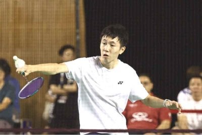 Zi Hong mengkaji corak permainan Chong Wei menerusi video lama di internet.