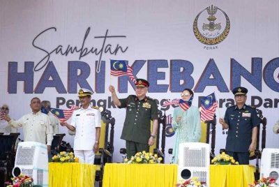 Sultan Perak, Sultan Nazrin Shah dan Raja Permaisuri Perak, Tuanku Zara Salim berkenan mengibar Jalur Gemilang pada Sambutan Hari Kebangsaan Peringkat Negeri Perak 2026 di Bangunan Bandaran Ipoh. Foto Bernama
