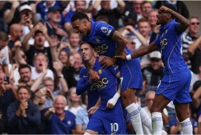Palmer (kiri) menyumbat satu gol ketika membantu Chelsea menewaskan Brighton 4-3 di Stamford Bridge. - Foto : AFP.