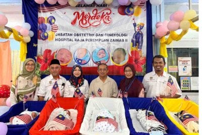 Dr Izamin (tiga dari kanan) bersama lapan bayi yang diraikan pada Majlis Meraikan Program Sambutan Bayi Merdeka 2026 di HRPZ II, Kota Bharu pada Isnin. - Foto:HRPZ II