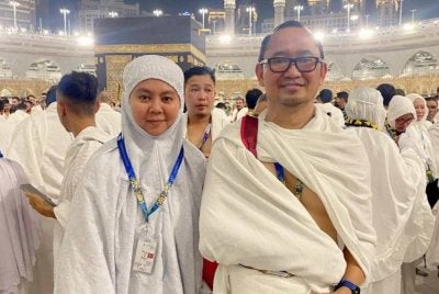 Aziela turut memuat naik gambar bersama suami ketika berada di Tanah Suci dalam hantaran di Threads miliknya.