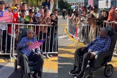Tangkap layar video Dr Mahathir beramah mesra dengan pengunjung di Dataran Putrajaya sempena Sambutan Hari Kebangsaan dan Hari Malaysia (HKHM) 2026. Kredit/ TikTok @chedetofficial.