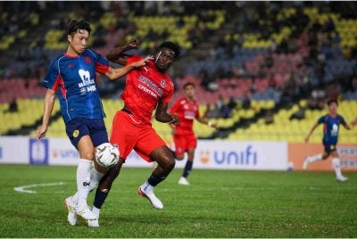 Pemain Melaka FC, Noel Agbre ( kiri) cuba menghalang kemaraan pemain Negeri Sembilan FC Yusuke Minagawa pada aksi Liga Super Malaysia 2026/2027 di Stadium Hang Jebat, Krubong malam tadi - Foto: Bernama
