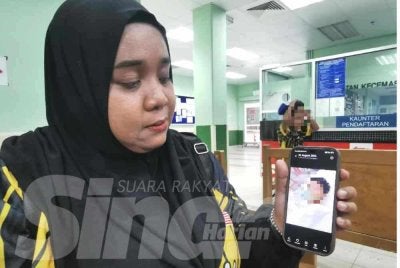 Puteri Anis Athirah menunjukkan keadaan anaknya yang kini dirawat di Jabatan Kecemasan HSNZ di Kuala Terengganu pada Isnin.