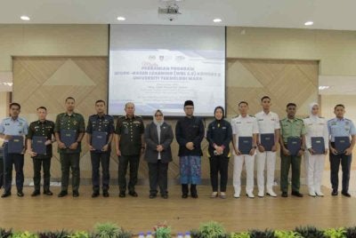 Roszanina (enam dari kiri) dan Shahrin (tujuh dari kiri) ketika majlis perasmian program Diploma WBL 2.0 Kementerian Pertahanan Kohort 2 di UiTM bertempat di Dewan Serbaguna Seroja UiTM Shah Alam pada 26 Ogos lalu.