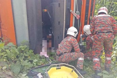 Pemeriksaan mendapati mangsa telah tersepit dan disahkan meninggal dunia di lokasi kejadian. - Foto:JBPM