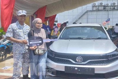 Nurul Atirah bersama bersuami bersama kereta yang dimenangi.