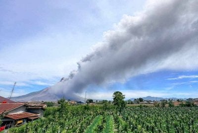 Keadaan abu yang dihamburkan Gunung Sinabung. - FOTO: AFP / Pusat Vulkanologi dan Mitigasi Bencana Geologi Indoensia 