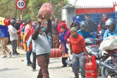 Orang ramai beratur untuk mendapatkan tong gas memasak berikutan banjir teruk di Rasuwa.