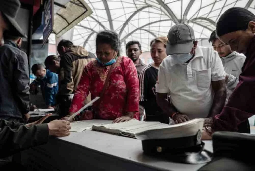 Waris keluarga memeriksa senarai nama orang hilang. Foto: Agensi