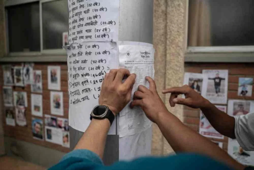 Poster dan senarai nama yang memenuhi kawasan pekarangan hospital. Foto: Agensi