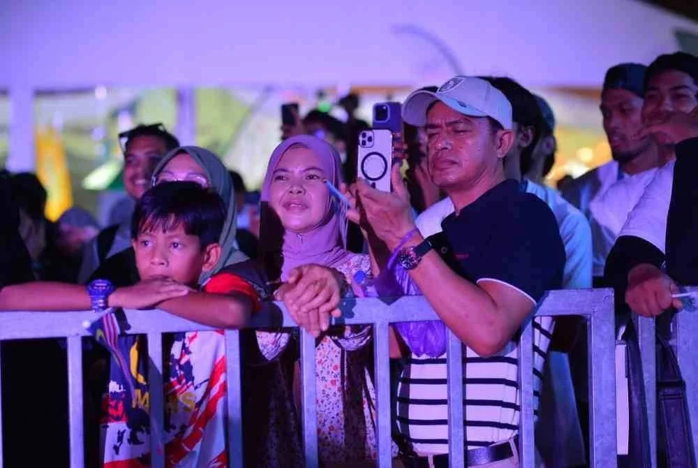 Antara pengunjung yang hadir menyaksikan persembahan dan pertunjukan bunga api. Foto: Asril Aswandi Mohd Syukur