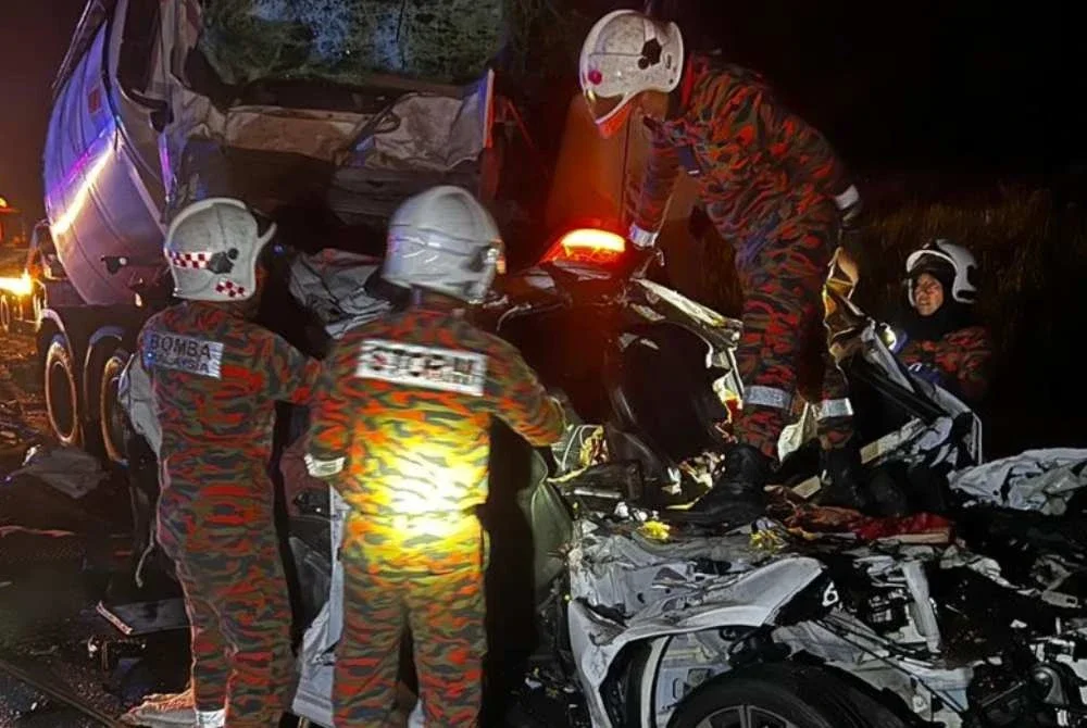 Anggota BBP Mentakab menggunakan peralatan khas untuk mengeluarkan mangsa yang tersepit dalam sebuah kenderaan yang remuk teruk. Foto JBPM Pahan
