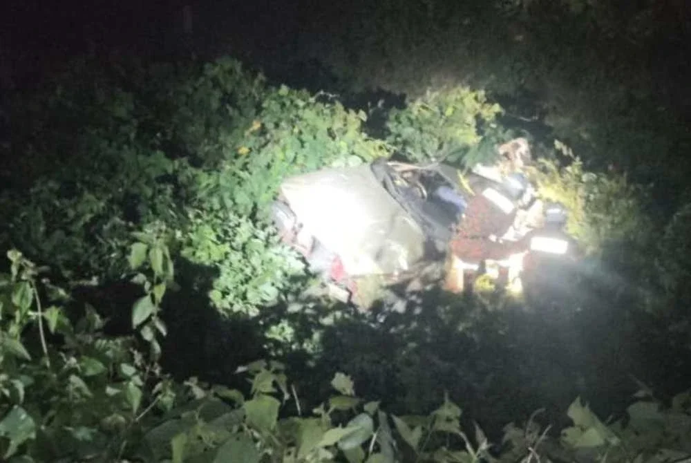 Kenderaan dinaiki mangsa terjunam ke gaung sedalam lima meter selepas terbabas sendiri di kawasan hutan simpan Bagahak-Lahad Datu.